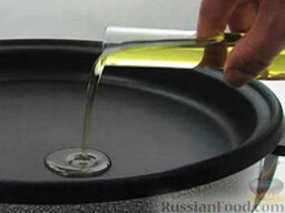 Лосось-"бабочка": На сковороде нагреть масло. Подготовленный рыбный рулетик обмакнуть в кляр.