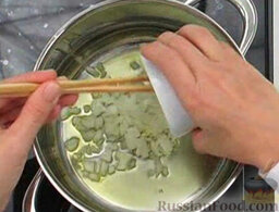 Овощной суп с песто: Как приготовить овощной суп с песто:    В кастрюле с толстым дном разогреть масло. Выложить чеснок. Добавить лук, перемешать. Пассеровать до прозрачности.