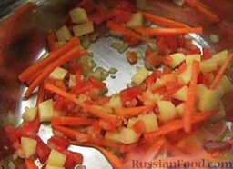 Овощной суп с песто: Добавить морковь. Перемешать.