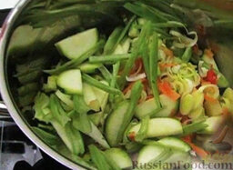 Овощной суп с песто: Затем добавить лук-порей, кабачки и фасоль. Перемешать.
