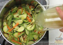 Овощной суп с песто: Влить бульон.