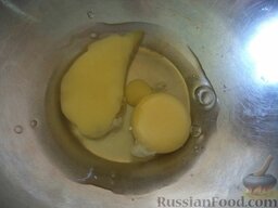 Запеканка творожная с изюмом: Как приготовить творожную запеканку с изюмом:    В миску вбить яйца.