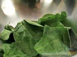 Салат из шпината с беконом и пармезаном: Как приготовить салат из шпината:    У шпината удалите стебли.