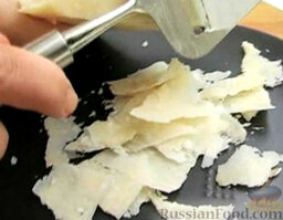 Салат из шпината с беконом и пармезаном: Сыр тонко нарежьте.