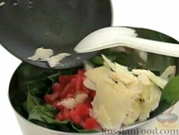 Салат из шпината с беконом и пармезаном: Соедините шпинат, помидоры и сыр.