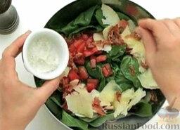 Салат из шпината с беконом и пармезаном: Полейте салат из шпината маслом. Посолите и поперчите.