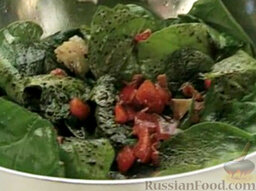 Салат из шпината с беконом и пармезаном: Сбрызните салат из шпината бальзамическим уксусом.