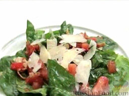 Салат из шпината с беконом и пармезаном: Украсьте салат и подавайте.  Приятного аппетита!