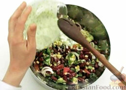 Салат из красной фасоли с авокадо: Влить заправку в салат. Перемешать.