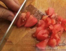 Салат из красной фасоли с авокадо: Помидоры мелко нарезать.