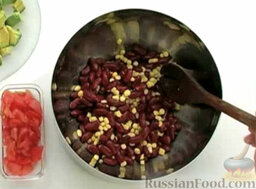 Салат из красной фасоли с авокадо: Фасоль переложить в миску. Добавить кукурузу. Перемешать.