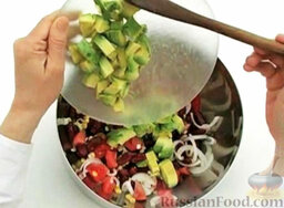Салат из красной фасоли с авокадо: Добавить авокадо и зеленый перец.