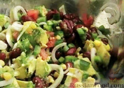 Салат из красной фасоли с авокадо: Салат из красной фасоли аккуратно перемешать.