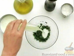 Салат из красной фасоли с авокадо: Для соуса мелко нарезать кинзу.  Влить сок лайма.