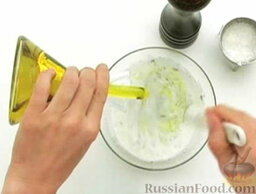 Салат из красной фасоли с авокадо: Добавить йогурт. Влить масло.