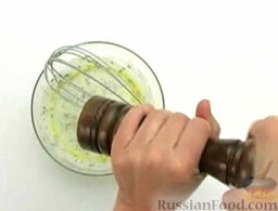 Салат из красной фасоли с авокадо: Посолить и поперчить. Тщательно перемешать.