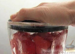 Томатная подлива: Добавить подготовленные помидоры, перемешать блендером. Добавить 2 щепотки соли. Снова перемешать.
