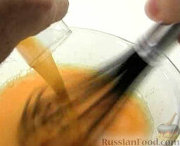 Мандариновый десерт: Не прекращая взбивать, влить мандариновый сок.
