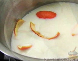 Мандариновый десерт: В кастрюле нагреть молоко. Ненадолго положить в молоко цедру мандарина. Затем цедру вынуть.
