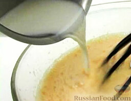 Мандариновый десерт: При непрерывном перемешивании влить молоко в яичную смесь.