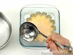 Мандариновый десерт: В большую огнеупорную форму влить воду. Поставить в нее  формочку.