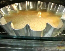 Мандариновый десерт: Разогреть духовку. Готовить десерт на водяной бане в духовке при 180 градусах 45 минут.