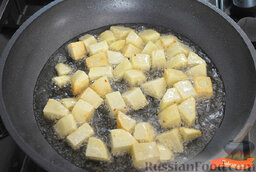 Куриная ножка в тыкве: Картофель нарезать кубиком (немного картофеля оставить для фиксации тыковок на противне) и сразу обжарить на растительном масле. Выложить в мисочку.
