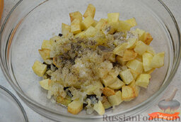 Куриная ножка в тыкве: Соединить обжаренные овощи в миске, добавить по вкусу соль и молотый перец, перемешать.