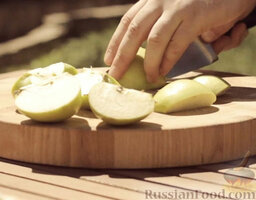 Соус "Якитори": Яблоки разрезаем на 4 части, удаляем сердцевинки.