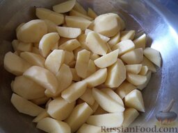 Картофель дольками в духовке: Картофель очистить, помыть, нарезать дольками.