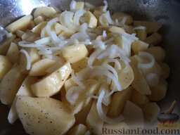 Картофель дольками в духовке: В миску поместить картофель, лук, посолить, поперчить. Можно добавить любимые специи. Полить растительным маслом.