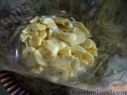 Картофель дольками в духовке: Поместить картофель в рукав для запекания.