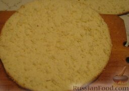 Бисквитный торт с масляно-заварным кремом: Охлажденный бисквит вынуть из формы, разрезать ниткой или специальным ножом на три части.