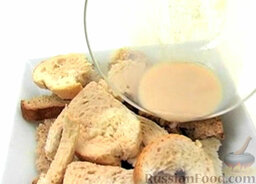 Хлебный пудинг: Черствый хлеб разломать на кусочки, положить в миску. Залить молочной смесью и оставить, чтобы хлеб пропитался.