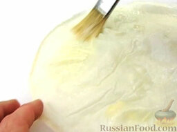 Пирожки со шпинатом и козьим сыром: Один лист теста обильно смазать маслом. Сверху положить второй лист. Его тоже обильно смазать маслом.