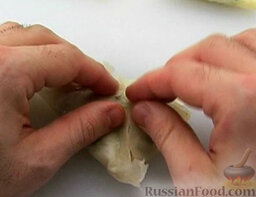 Пирожки со шпинатом и козьим сыром: Закрыть начинку тестом, формируя треугольный конверт.