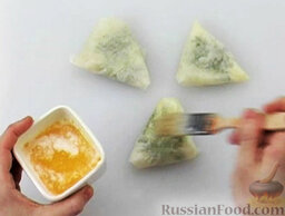 Пирожки со шпинатом и козьим сыром: Перевернуть конверты швом вниз. Верх смазать маслом.