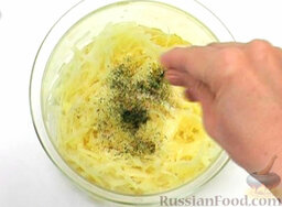 Картофельные оладьи с лососем: В подготовленный картофель влить растопленное масло.  Всыпать укроп. Посолить.