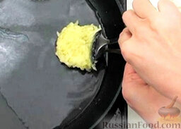 Картофельные оладьи с лососем: На сковороде сильно нагреть растительное масло. Столовой ложкой брать картофельную массу и выкладывать ее на сковороду.