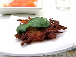 Картофельные оладьи с лососем: На каждую картофельную оладью выложить немного салата.