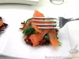 Картофельные оладьи с лососем: Сверху выложить ломтики лосося.