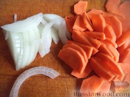 Скумбрия, запеченная с овощами: Очистить и помыть лук и морковь. Нарезать тонкими полукольцами.