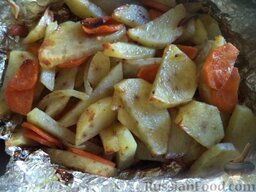 Скумбрия, запеченная с овощами: Вынуть запеченную скумбрию с овощами из духовки. Дать постоять 10 минут, развернуть фольгу.