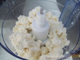 Творожно-молочное суфле: Выложите творог, соль и сахар в комбайн.