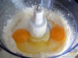 Творожно-молочное суфле: Добавьте яйца и взбейте их с творогом.