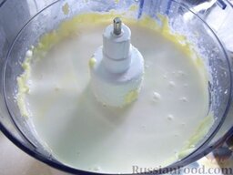 Творожно-молочное суфле: Влейте молоко и все перемешайте в комбайне. На поверхности появятся пузырьки.