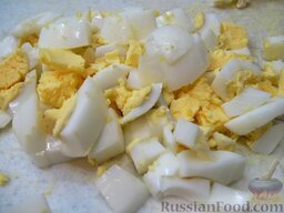 Суп с плавленым сырком: Яйца отварите, очистите от скорлупы. Порежьте кубиками и добавьте в суп за 5 минут до готовности.