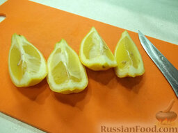 Напиток «Лимонник»: Затем берем лимон, помоем его и ножом на дощечке разрежем на четыре части.