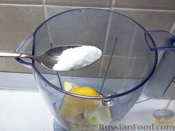 Напиток «Лимонник»: Отправим лимон в блендер и добавим сахар.