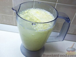 Напиток «Лимонник»: Налейте теплую кипяченую воду в блендер, все хорошо перемешайте, чтобы сахар полностью растворился, закройте чашу крышкой и оставьте напиток «Лимонник» настаиваться на 1-2 часа.